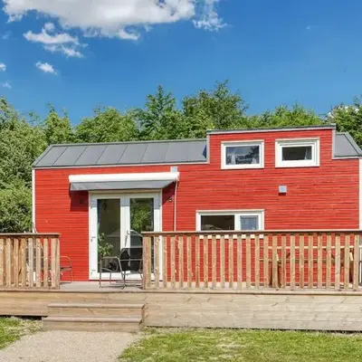 Rode Tiny House met zwembad