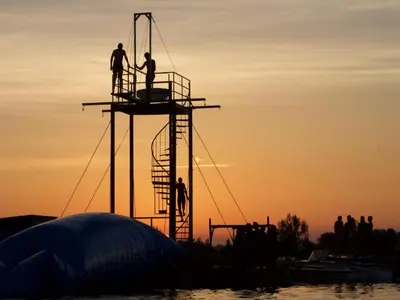 a group of people on a scaffolding in the water at De Kaag Watersport Groepsaccommodatie - 50 pers in Kaag