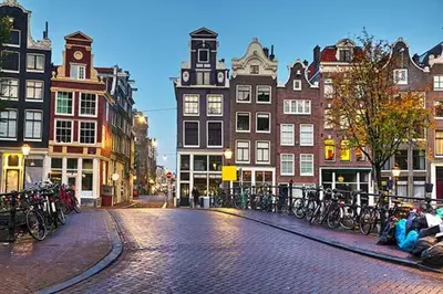 a cobblestone street in a city with buildings and bicycles at Houseboat Oslo perfect voor bezoek Amsterdam in Monnickendam