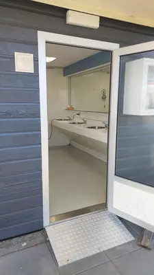 a bathroom with a sink and a bath tub at Recreatie aan de Vecht, Hooibergje 3, Weesp in Weesp