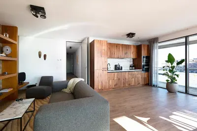 a living room with a couch and a kitchen at Droomsuites Egmond aan Zee 4 personen by Droomvilla in Egmond aan Zee