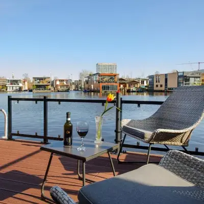 Houseboat studio with canalview and free bikes