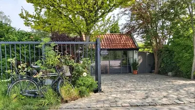 a bike parked in front of a fence at Bed & Bentwoud in Benthuizen
