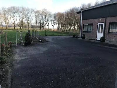 an empty driveway in front of a house at Polderhoek in Woubrugge