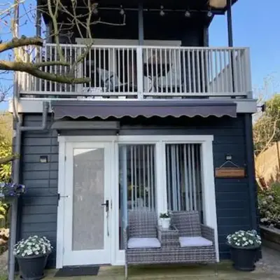 Tinyhouse Woody at the Water
