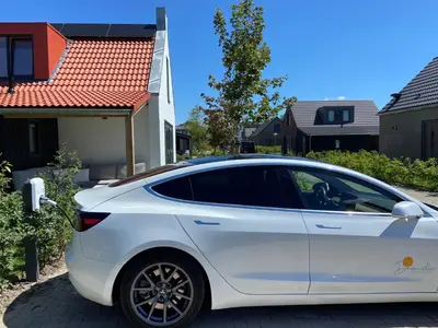 a white car parked in front of a house at Relaxen aan de kust by Droomvilla in Sint Maarten