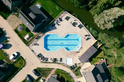 an overhead view of a swimming pool in a yard at Chalet 2a op Recreatiepark De Wielen in Sint Maarten