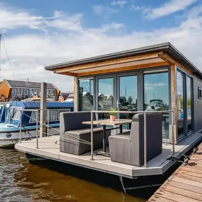 Tiny houseboat Uitgeest I