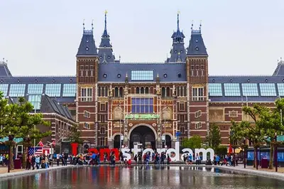 a large building with a fountain in front of it at 6 personen luxe houseboat Splendid Monnickendam nabij Amsterdam in Monnickendam